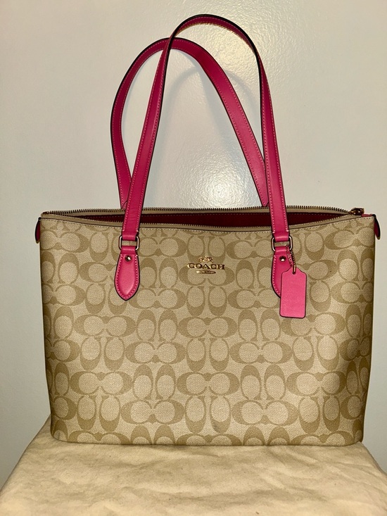 Coach Handbags - Coach Gallery Tote In Signature Canvas. NWOT